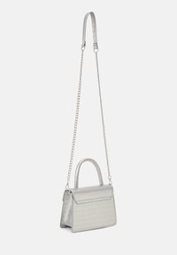 Srebrna torebka z tłoczeniem w motyw krokodyla, z odpinanym łańcuszkowym paskiem, o ustrukturyzowanym kształcie i górnym uchwycie; charakteryzuje się gładką fakturą i czystymi liniami.