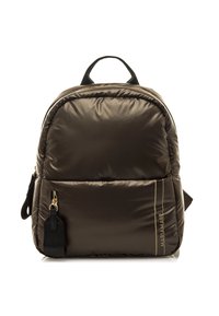 Zaino imbottito marrone con forma arrotondata, dotato di maniglia superiore, accessori metallici argento, tasca frontale con zip e dettaglio logo discreto.