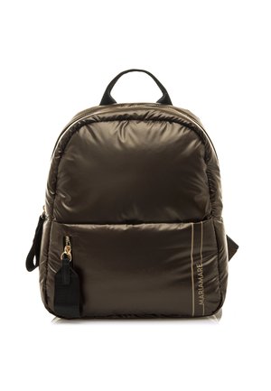 Sac à dos rembourré marron de forme arrondie, doté d'une poignée de transport supérieure, de quincaillerie en argent, d'une poche zippée à l'avant et d'un détail de logo discret.