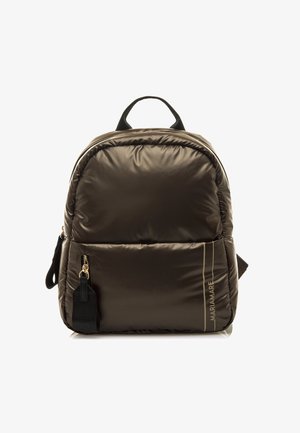 Sac à dos rembourré marron de forme arrondie, doté d'une poignée de transport supérieure, de quincaillerie en argent, d'une poche zippée à l'avant et d'un détail de logo discret.