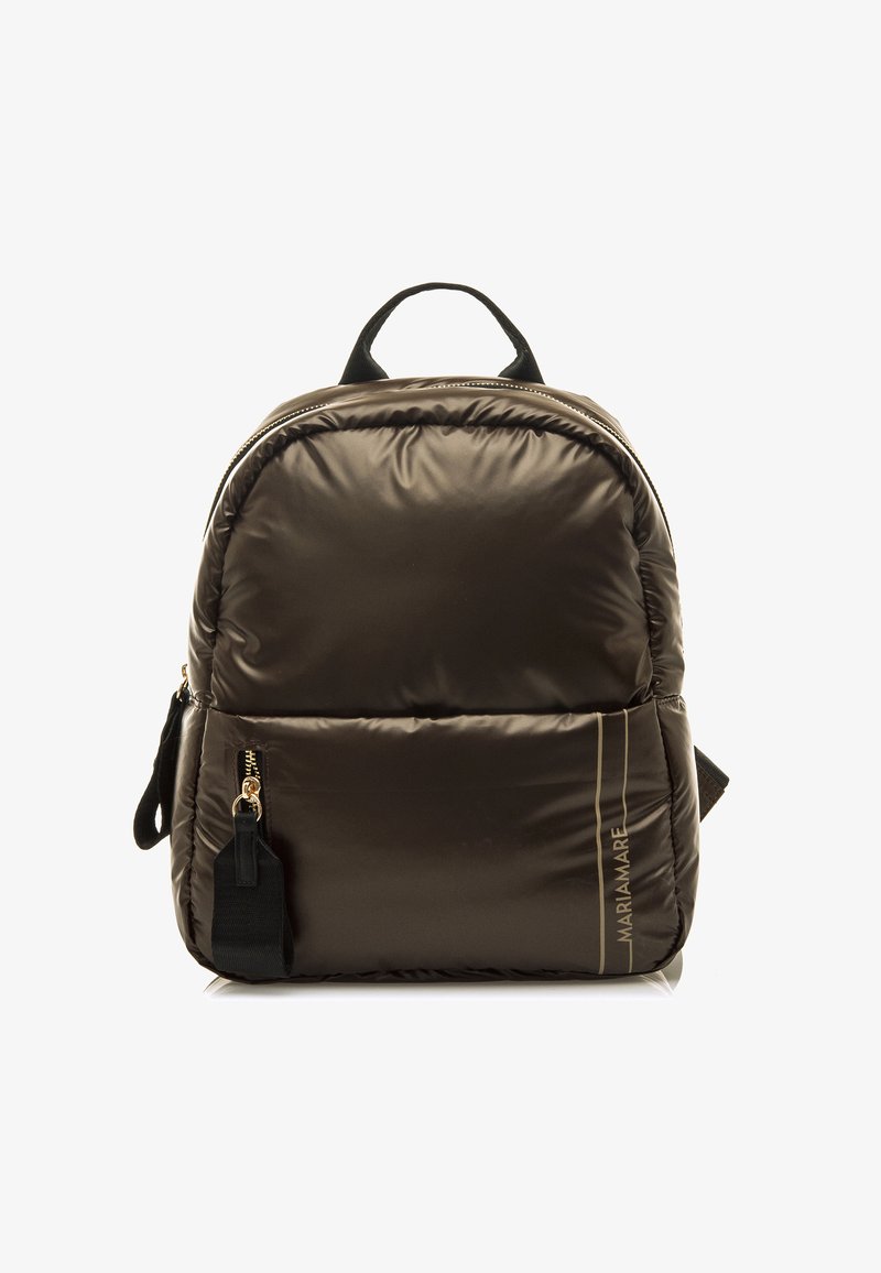 Sac à dos rembourré marron de forme arrondie, doté d'une poignée de transport supérieure, de quincaillerie en argent, d'une poche zippée à l'avant et d'un détail de logo discret.