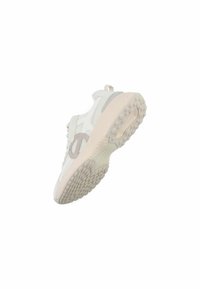 Weißer Sportschuh mit Mesh-Obermaterial und grauen Akzenten. Dicke, strukturierte Gummisohle mit abgerundeten Stollen für besseren Halt. Zuglasche an der Ferse.