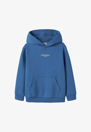 Blauwe hoodie met een voorzak en "Studio editie 55°57'03"N" in het wit op de borst gedrukt.