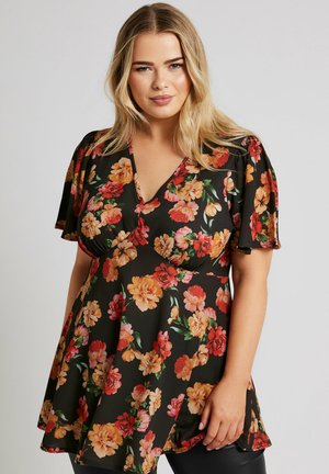 Schwarzes Blüten-Tunikatop mit kurzen Ärmeln, das große orangefarbene, pinkfarbene und grüne Blumen zeigt. V-Ausschnitt mit ausgestellt geschnittenem Saum.