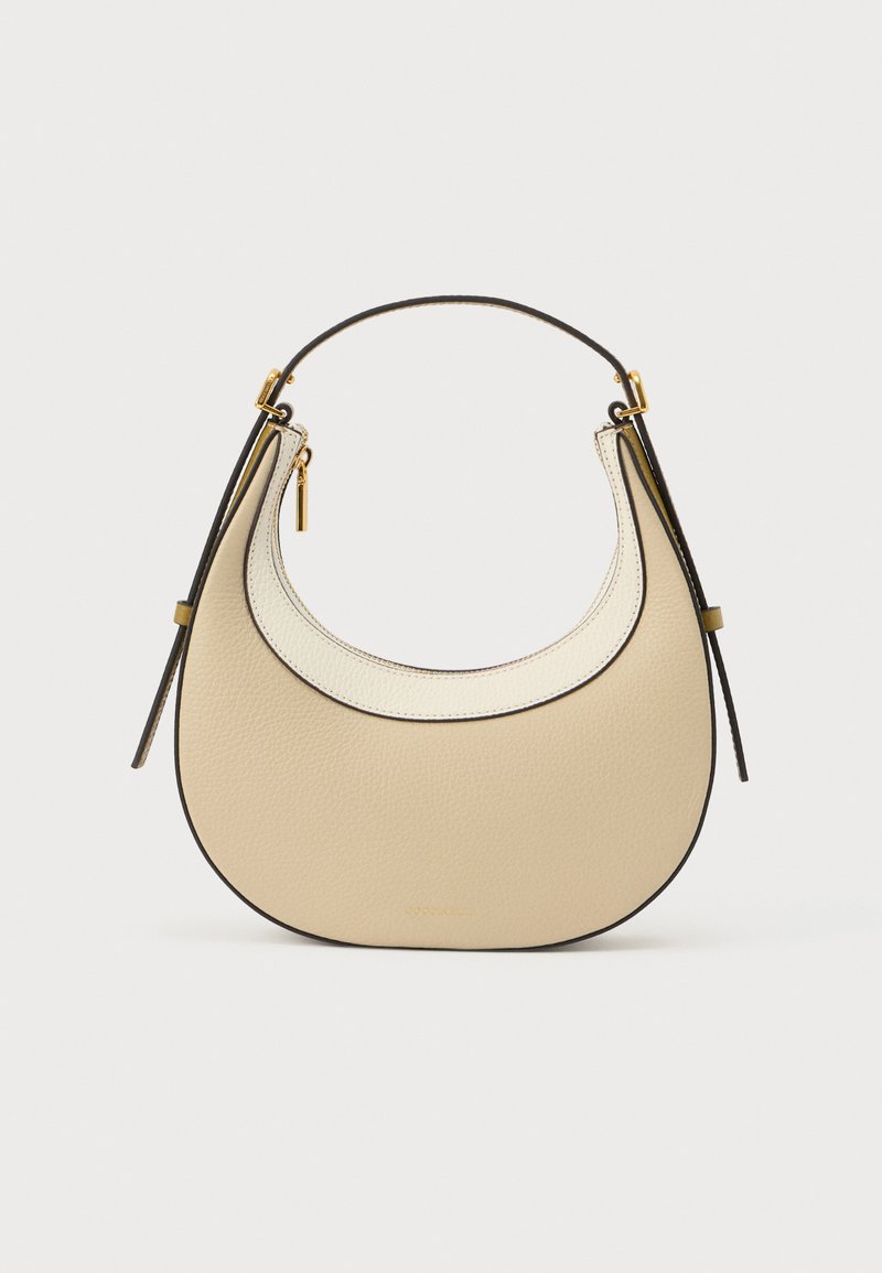 Beige en crèmekleurige handtas van getextureerd leer met een donker accent en een gouden ritstrekker, voorzien van een gebogen bovenhandvat en een halvemaanvormig ontwerp.