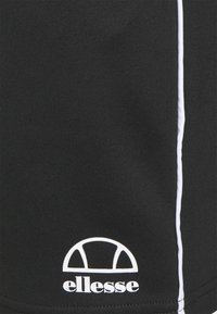 Tissu noir avec une bande verticale blanche et le logo de la marque ellesse en blanc, comprenant un demi-cercle et du texte près du bord inférieur.