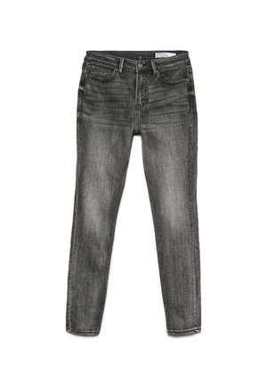 Jeans de ganga cinzentos com um corte skinny, apresentando uma textura desgastada e um leve efeito de enrugamento, um design clássico de cinco bolsos e fecho de correr.
