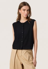 Zwarte mouwloze gebreide cardigan met ribbelstructuur, voorzien van een ronde hals en een rij knopen aan de voorkant.