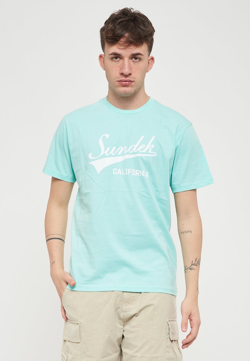 T-shirt in cotone verde menta con logo grafico bianco "Sundek CALIFORNIA". Le maniche corte e il collo a giro completano il design.