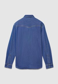 Jeanshemd, mittleres Blau, langärmlig, Button-Down-Kragen, gerade geschnitten, Knopfakzente an den Manschetten, Rückenteil mit Passe und leicht verblasster Textur.