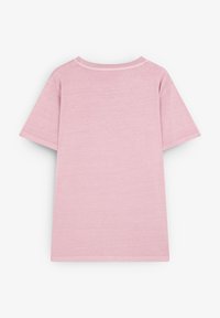 Lyserød t-shirt med korte ærmer lavet af blødt stof. Har en rund halsudskæring og et enkelt, udekoreret design med lige kanter.