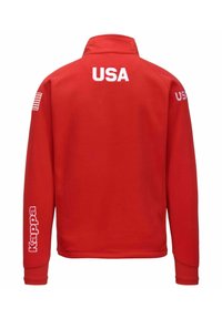 Felpa rossa con colletto alto, testo USA sul retro e sulle maniche, e branding Kappa in bianco. Realizzata in tessuto morbido e texture.