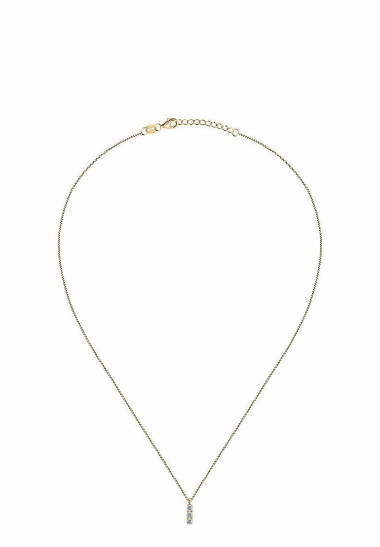 Collana in oro con una sottile lucentezza, dotata di un piccolo pendente verticale decorato con una pietra trasparente, fissata con un gancio.
