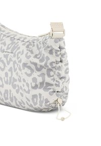 Kleine schoudertas met grijze en witte luipaardprint, verstelbare beige band en trekkoordsluiting aan de zijkant.