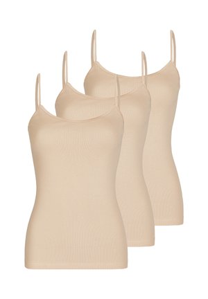 Drei nahtlose beige Camisoles mit dünnen Spaghetti-Trägern, überlappend auf einem weißen Hintergrund dargestellt.