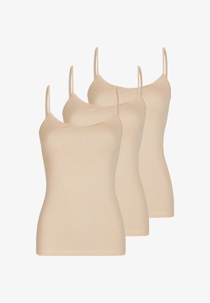 Drei nahtlose beige Camisoles mit dünnen Spaghetti-Trägern, überlappend auf einem weißen Hintergrund dargestellt.