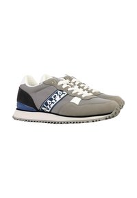 Baskets grises et noires avec des lacets blancs, logo sur le côté. Matériau synthétique, bout rond, semelle texturée, col rembourré et accents en bleu.