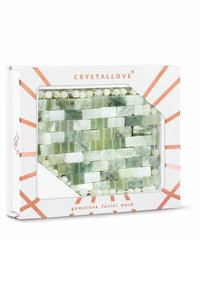 Maseczka do twarzy z kamieni szlachetnych w różnych odcieniach zieleni z mozaikowym wzorem, zapakowana w białe pudełko z pomarańczowymi akcentami i przezroczystym oknem.