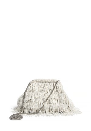 Fransig handväska gjord av vävda vita fibrer med en texturerad yta. Har en silverkedjestrap och en strukturerad rektangulär form.