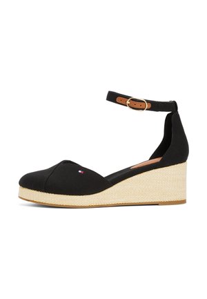 Sort kile sandal med lukket tå, ankelrem med guldbøjle og tekstureret beige platformsål.