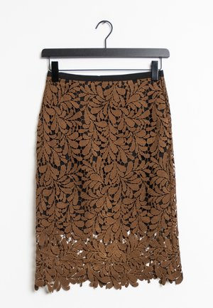 Brąskowa ołówkowa spódnica z koronką i kwiatowym wzorem oraz falbaniastym dołem, z jednolitą czarną podszewką i pasem. Wisi na czarnym plastikowym wieszaku.