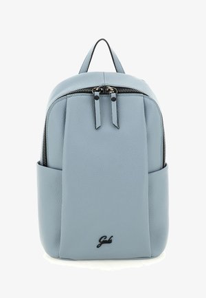 Zaino in pelle azzurro chiaro con forma arrotondata, doppia cerniera e tasca frontale. Finitura testurizzata con logo nero nella parte bassa frontale.