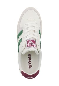 Valkoiset lenkkarit, joissa on vihreät nahkastripit, nauhakiinnitys ja viininpunainen kanta, logopatchi kielessä ja teksturoitu kumipohja.