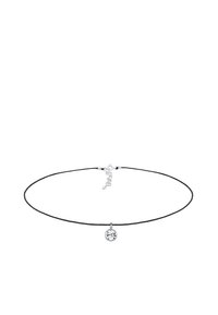 Zwarte koord choker ketting met een kleine zilveren ronde hanger met een heldere steen in het midden, met een gestructureerd slotdetail.