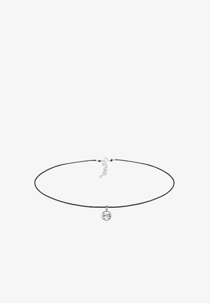 Črna kordasta choker ogrlica z majhnim srebrnim krožnim obeskom, ki ima na sredini prozoren kamen, teksturiran zapenjalni detalj.
