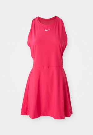 Vestido atlético rosa com um design de costas nadador e uma saia rodada. Feito de um tecido leve e suave. Apresenta um pequeno logótipo branco no peito.