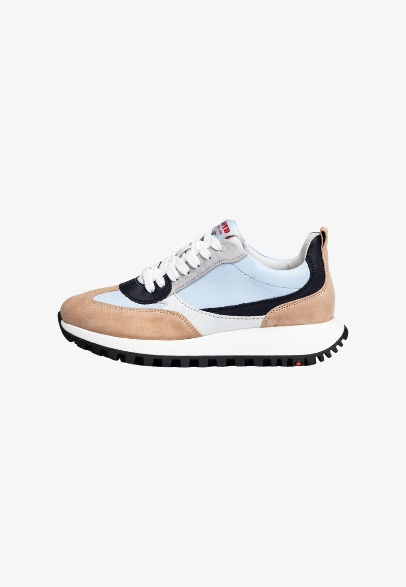 Sneaker présentant un mélange de suède bleu clair, gris et beige avec un accent noir. Semelle intermédiaire blanche épaisse et semelle extérieure en caoutchouc noir texturé.