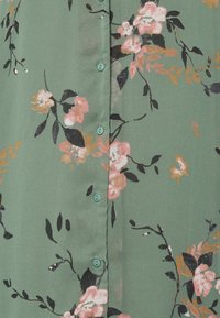 Vero Moda Tall VMCHI V NECK SHIRT DRESS - Vestido camiseiro - laurel wreath