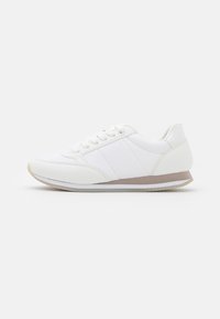 Weiße Sport-Sneaker mit strukturiertem Leder- und Synthetik-Obermaterial, runder Zehenpartie, Schnürverschluss und beigen Akzenten an der Gummisohle.