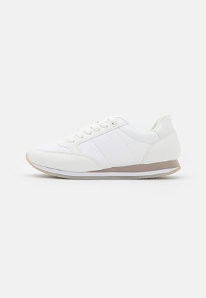 Weiße Sport-Sneaker mit strukturiertem Leder- und Synthetik-Obermaterial, runder Zehenpartie, Schnürverschluss und beigen Akzenten an der Gummisohle.