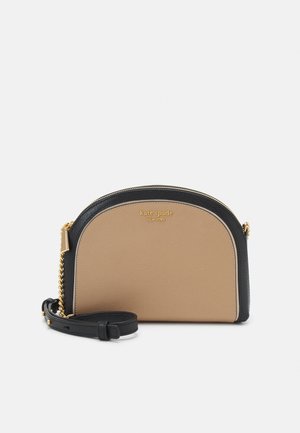 Brązowo-czarna torba na ramię z zaokrąglonym górnym brzegiem, złotymi okuciami i teksturowanym wykończeniem. Posiada odpinany pasek dla większej wszechstronności.