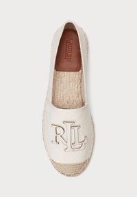 Espadrilla bianca in tela con suola in juta. Presenta un logo "RL" impresso sulla parte superiore. Tessuto testurizzato, design senza lacci, fodera interna morbida.