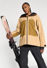 Peak Performance EDGE INSULATED JACKET - Slidinėjimo striukė - sierra sand/earthy summit