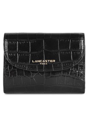Portefeuille en cuir noir avec une texture crocodile, un design structuré et un logo en relief doré "Lancaster Paris" sur le rabat avant.