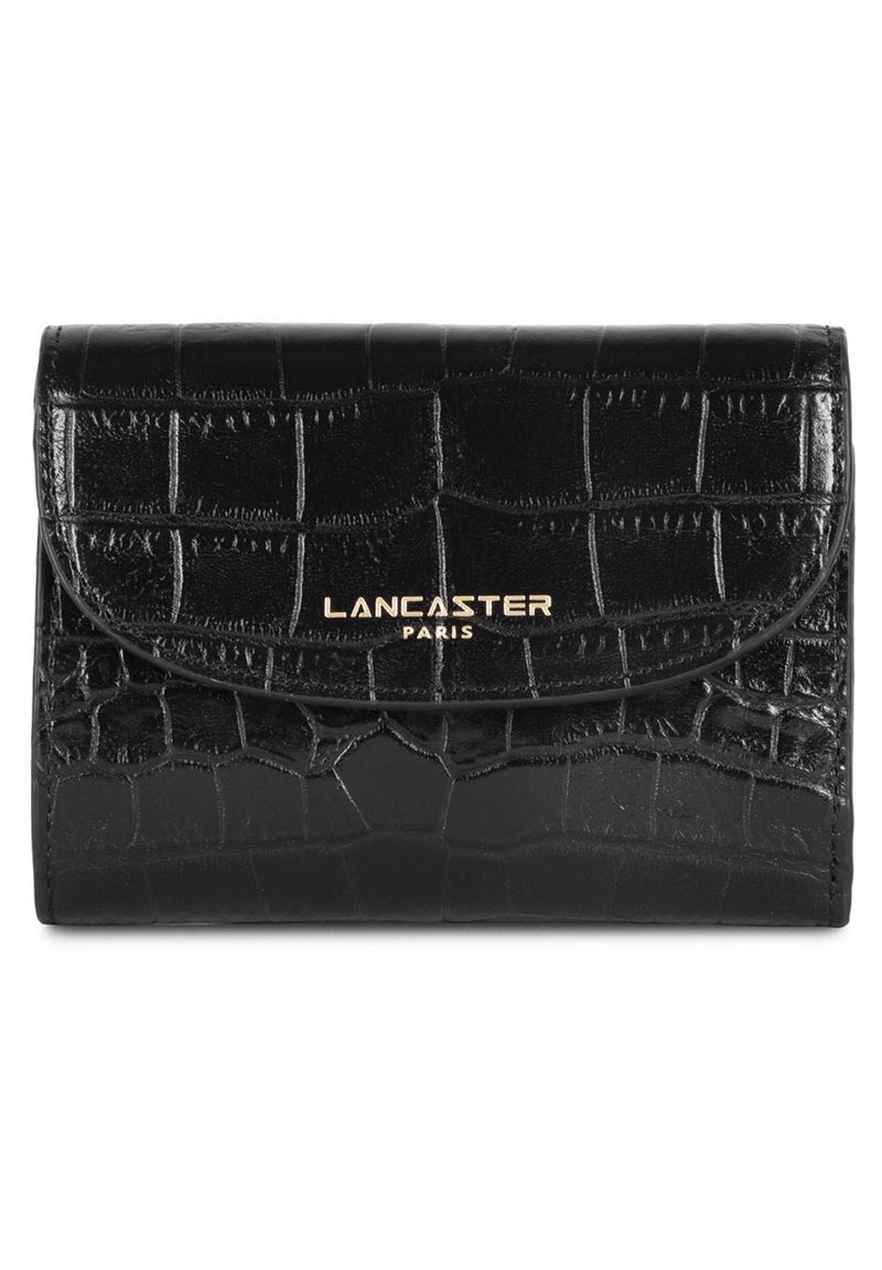 Portafoglio in pelle nera con texture a coccodrillo, design strutturato e logo "Lancaster Paris" in oro stampato sulla patta anteriore.