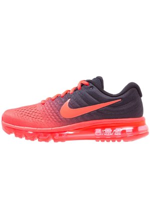 Zapatilla de running Nike Air Max roja y negra con suela acolchada visible y el logo Nike en color naranja brillante en el lateral.