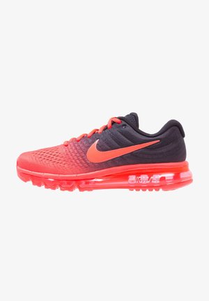 Zapatilla de running Nike Air Max roja y negra con suela acolchada visible y el logo Nike en color naranja brillante en el lateral.