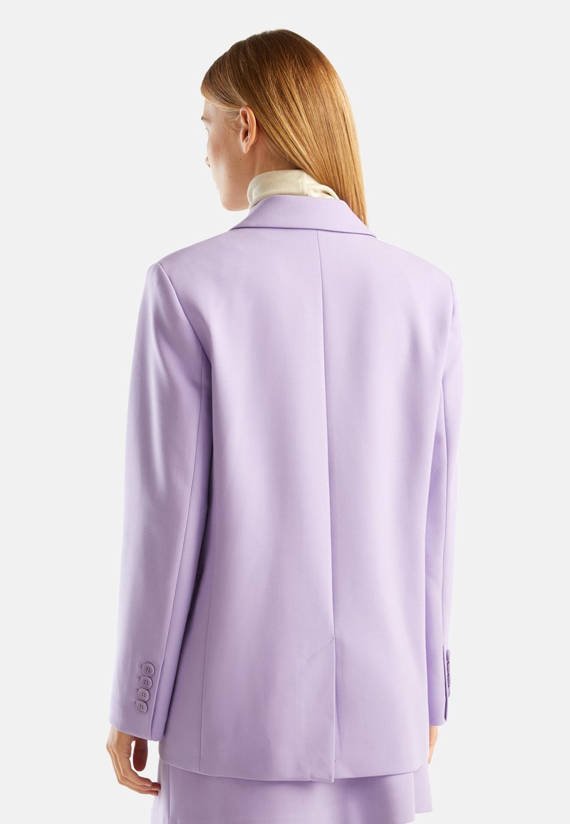 Lavenderfarbener Blazer mit einer Rückenöffnung, eingekerbten Revers und Manschetten mit vier Knöpfen, aus einem glatten Stoff.