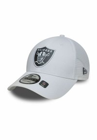 Weißes Baseballcap mit Netzrücken, auf der Vorderseite mit einem schwarzen Raiders-Logo-Patch. Enthält ein rundes Etikett, das Größe und Stil angibt.
