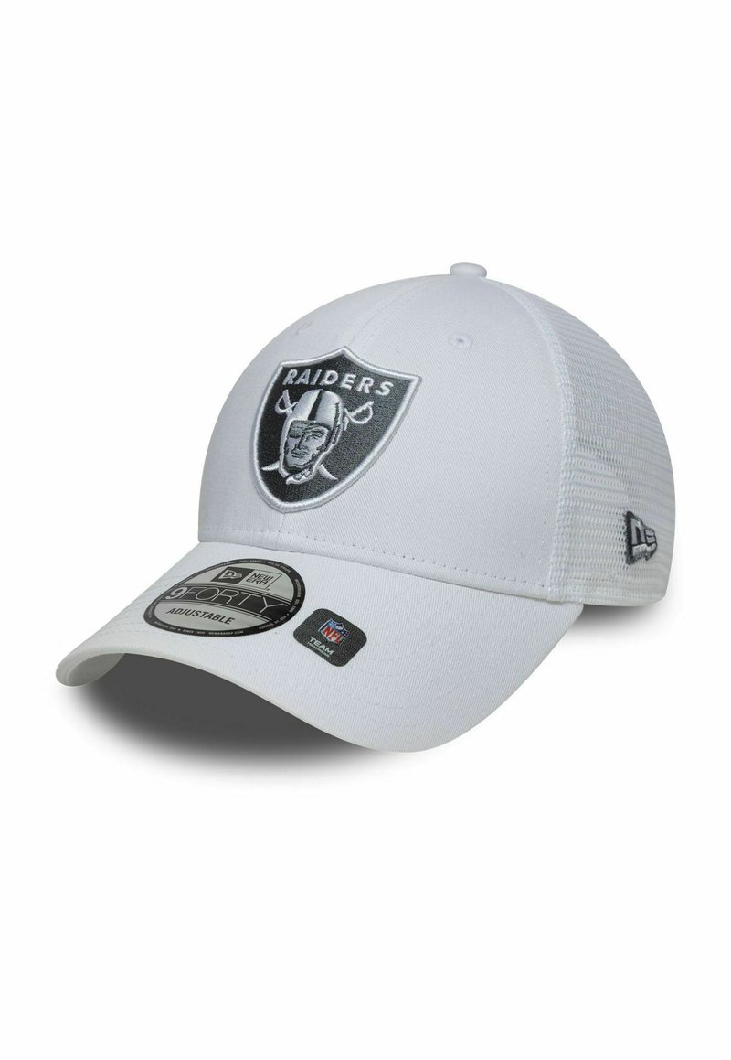 Weißes Baseballcap mit Netzrücken, auf der Vorderseite mit einem schwarzen Raiders-Logo-Patch. Enthält ein rundes Etikett, das Größe und Stil angibt.