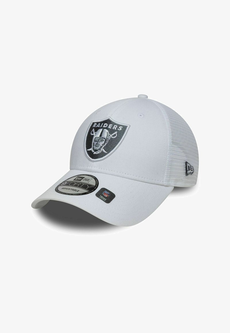 Weißes Baseballcap mit Netzrücken, auf der Vorderseite mit einem schwarzen Raiders-Logo-Patch. Enthält ein rundes Etikett, das Größe und Stil angibt.