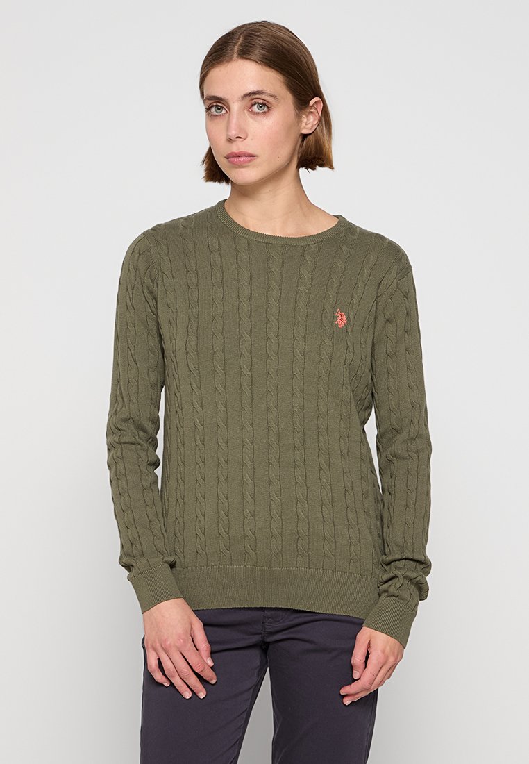 Olivgrüner Strickpullover mit Zopfmuster, Rundhalsauschnitt und gerippten Bündchen sowie Saum. Mit kleinem Logo auf der linken Brust.