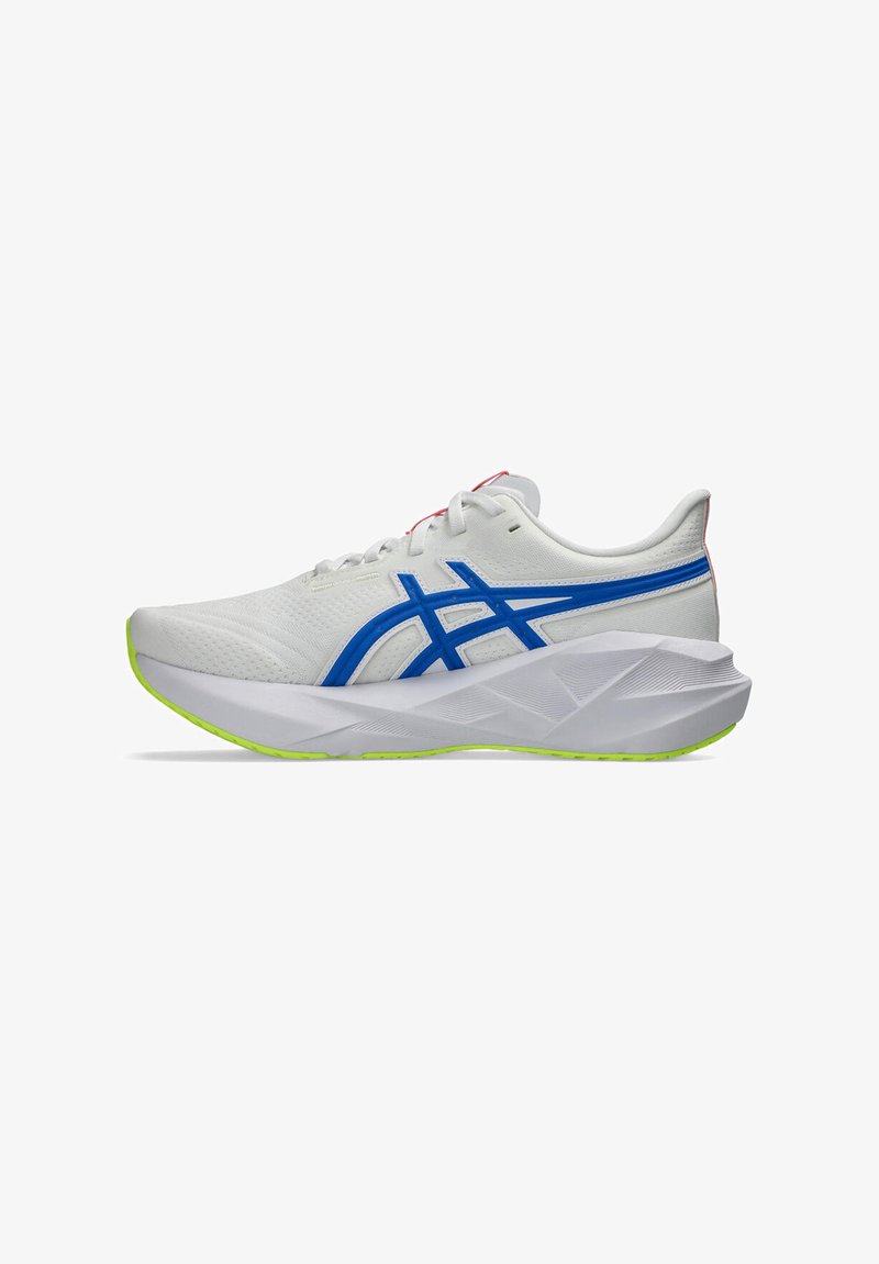 Witte sport schoen met blauwe accenten, uitgerust met een bovenwerk van mesh, dikke witte zool met een gestructureerd ontwerp, en een groene buitenzool.