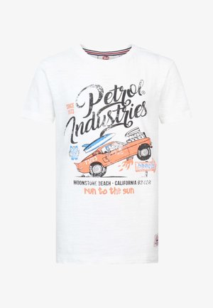 Hvid t-shirt med "Petrol Industries" tryk og et rødt bilgrafik; blå shorts med hvidt tropisk bladmønster; beige sandaler.