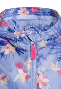 Jasnoniebieska kurtka z kwiatowym wzorem, z różowymi, żółtymi i zielonymi akcentami. Zawiera zamek błyskawiczny z przodu oraz kaptur z podszewką z siateczki.