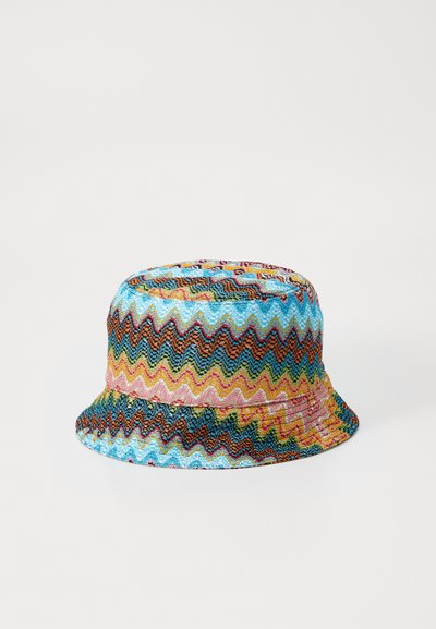 Chapeau seau multicolore présentant un motif en zigzag dans des tons de bleu, rose, marron et vert. Fabriqué en matériau tissé texturé avec un large bord.